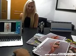 Anne tüylü kedi türkbakireporno ile oynuyor